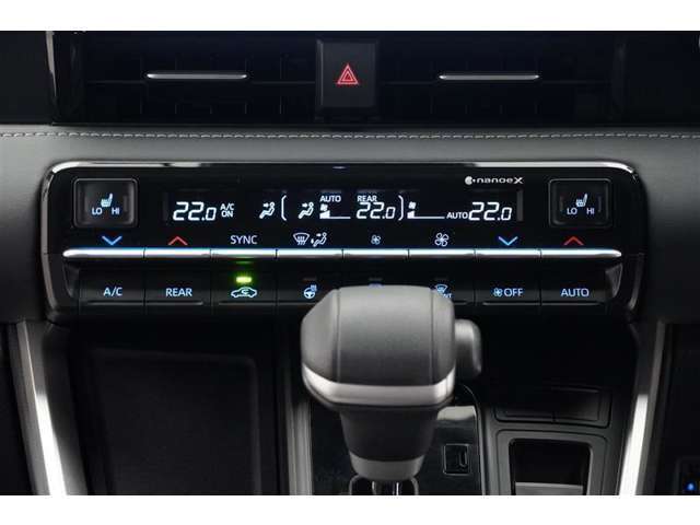 左右独立温度コントロールフルオートエアコンです。運転席、助手席それぞれで独立して温度設定ができます。冷え性の方が乗っても安心ですね♪