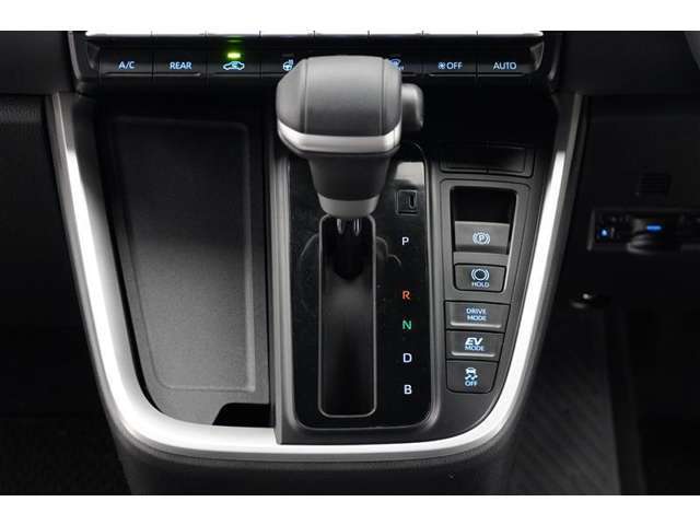 EVモードは電気モーターのみを使って走行するモードです。深夜の住宅街、屋内駐車場でエンジン騒音や排気ガスを気にすることなく走行できます。