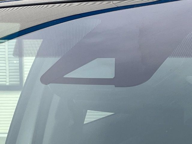 【プリクラッシュセーフティ】前方の車両等を検知し、衝突しそうな時は警報で注意を促し、ブレーキを踏む力をサポート。ブレーキを踏めなかった場合は衝突被害軽減ブレーキが作動、衝突回避をサポートします。