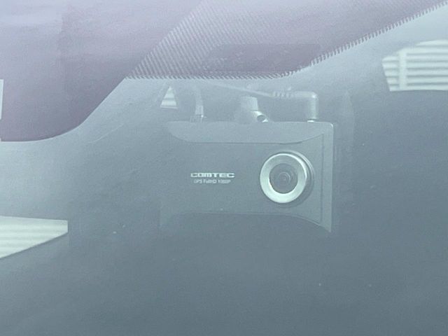 【ドライブレコーダー】安心・安全なカーライフに必須のドライブレコーダーを装備！走行中はもちろん、あおり運転や事故に遭遇した際の状況も映像で記録し、万一のリスクに備えます。