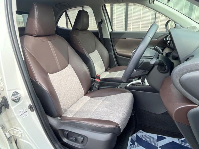 【ベージュ合皮シート】高級感と座り心地を両立した人気のシート♪背面・座面のファブリック素材は、通気性の良さや滑りにくさに優れています。気温や服装に左右されず快適にお乗りいただけます。