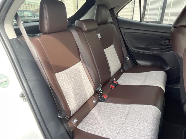 後部座席も気になるようなキズ・汚れやへたり等、大きなダメージはなく、良好な状態です。
