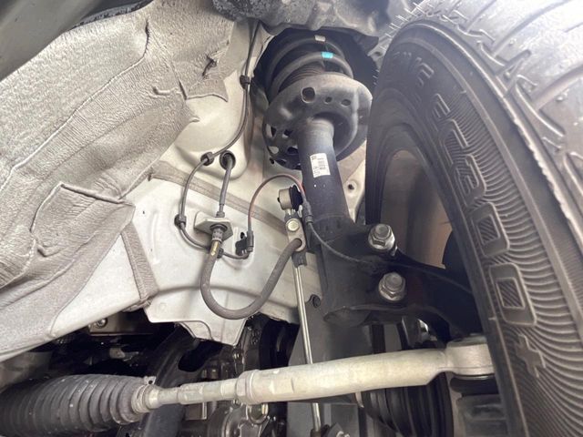 お車を安心してお乗りいただく為には、足回りの定期点検が欠かせません。サービスサポート（有償保証）では無料点検もご提供しており、安心のカーライフをお過ごしいただけるサポート体制が整っています。