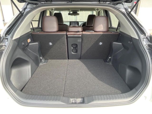普段のお買い物や通勤、送迎等に十分な荷室スペースを確保しております。セカンドシートを倒すと、大きな荷物の積載も可能です♪