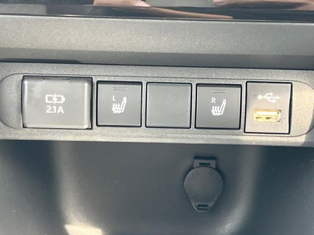 【シートヒーター】寒い日に重宝するシートヒーター！エアコンより早く温まってくれるので寒がりの人も安心ですね♪エアコンの温風は乾燥するから苦手、という方にもをおすすめです。