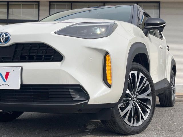 【LEDヘッドライト】悪天候や夜間走行時も良好な視界を確保し安心して運転できる高輝度LEDヘッドライトを装備！点灯速度が早く、消費電力も抑えられています。