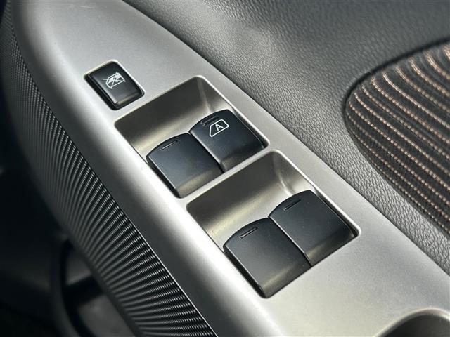 窓操作部の画像です。店舗にて現車の確認もいただけますので、お電話で在庫のご確認の上是非ご来店くださいませ！！！ワクワクするクルマ選びをご提案します！