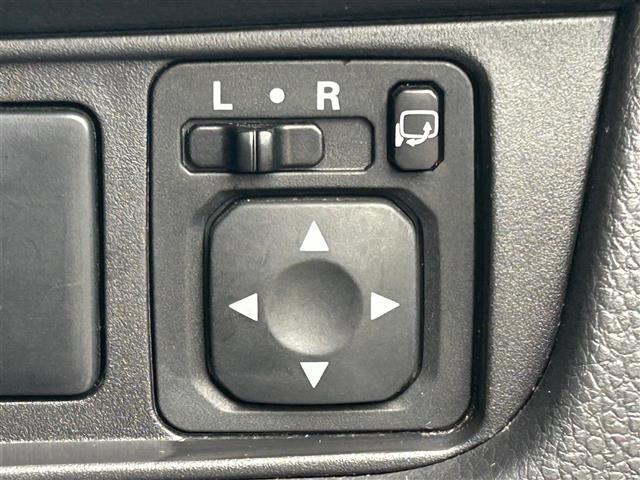 運転席操作部の画像です。店舗にて現車の確認もいただけますので、お電話で在庫のご確認の上是非ご来店くださいませ！！！ワクワクするクルマ選びをご提案します！