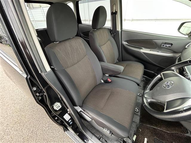 運転席の画像です。店舗にて現車の確認もいただけますので、お電話で在庫のご確認の上是非ご来店くださいませ！！！