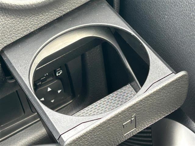 ドリンクホルダーの画像です。店舗にて現車の確認もいただけますので、お電話で在庫のご確認の上是非ご来店くださいませ！！！ワクワクするクルマ選びをご提案します！