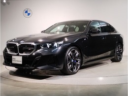 BMW i5 M60 xドライブ 4WD 弊社デモカB＆WサウンドセレクトP20アルミ