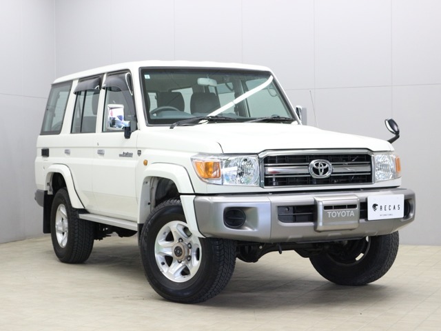 ランドクルーザー70、走行8000kmの1台が入庫いたしました。市場にはなかなか出てこない1台となります。デフロック付きの1台となります。