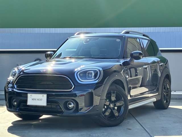 MINIのフロントグリルのデザインはイギリスで生まれた当初から、シルバーのサイドバーが折り重なった伝統的なデザインで御座います。その伝統はBMWのお車になってからでも少しずつ形を変えて守られております