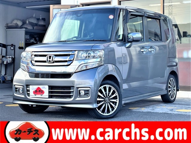 平成29年式N‐BOXカスタムターボSSパッケージが入庫しました♪フリップダウンモニターや両側電動ドア搭載車♪純正SDナビと前席シートヒーター付きです♪この機会にご検討ください♪