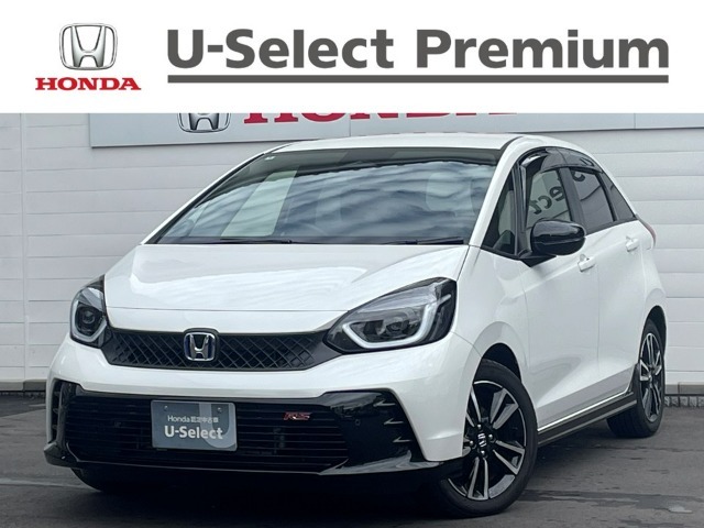 プラチナホワイトパール【NH883P】のフィットe:HEVです。当社デモカー、純正メモリーナビ、ホンダセンシング、ETC等がついています。