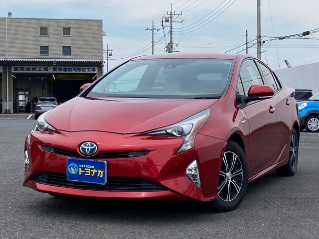 人気車種のプリウスが入荷しました！9インチナビやバックカメラ、シートヒーターなど装備が充実！是非お早目のお問合せお待ちしております！