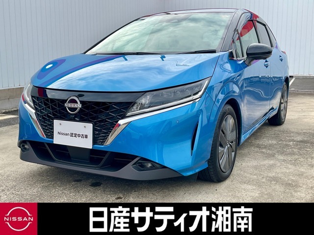 ブルー/ルーフがブラックのノート入荷しました。
