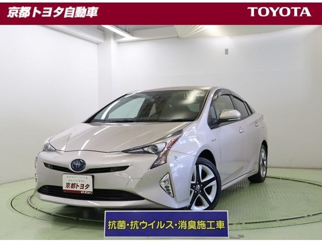 歌舞伎の隈取をイメージさせる特徴あるフロントフェイスと、斬新なリアデザイン。個性が際立つ【プリウス】4WD。スタイリッシュなスタイルで安全装備もしっかりした車です。