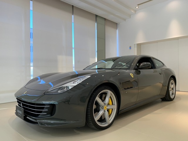 ヒストリック・カラーGrigio Scuroの上質なGTC4 Lusso Tが入庫致しました。