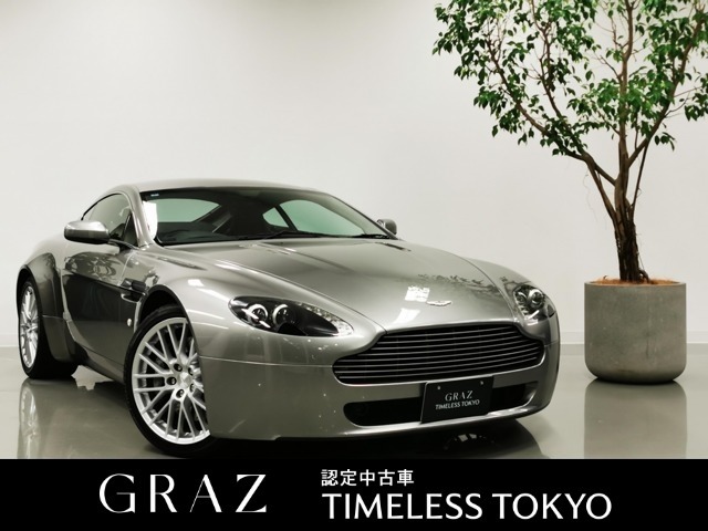 タングステンシルバーのV8Vantageです。シングルクラッチxV8の心地良いフィーリングは今では味わえない代物です。