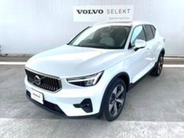 2024年12月登録のボルボXC40　ウルトラ　B4AWDです。ボディーカラーはクリスタルホワイトプレミアムで、シートカラーは美しいブロンドの本革製です。北欧の感性が磨き上げた、コンパクトSUVです。