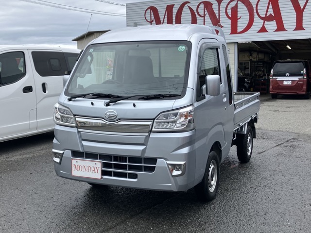 当社ユーザー様から下取り車としてお預かりさせて頂いたハイゼットトラックジャンボです。