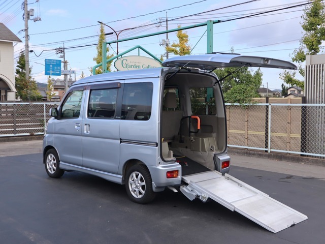 車いすのまま乗り込むことができます。