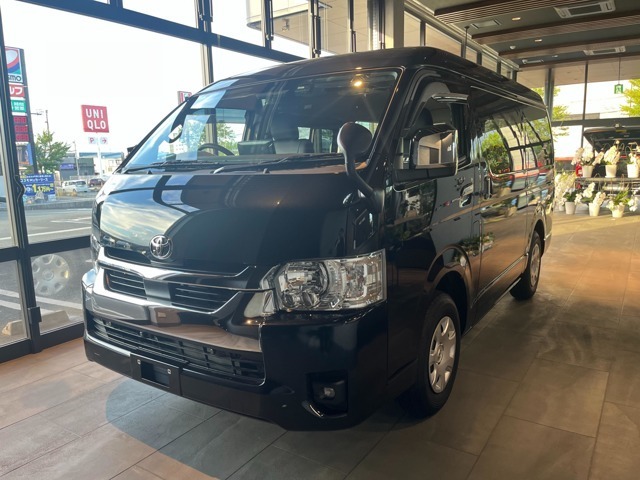 ベース車両はハイエースミドルルーフになります。外観もベースのものを採用していますのでお気軽に街乗りも可能です