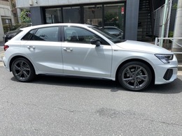 アウディ A3スポーツバック 30 TFSI Sライン レザーB スタイリング 登録済み未使用車