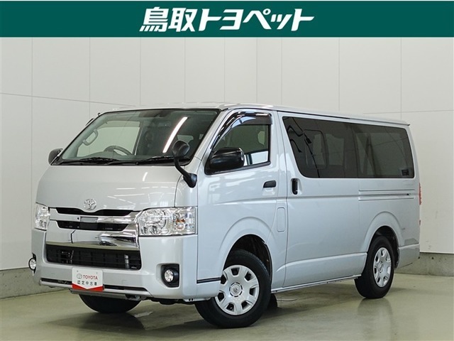 荷室空間が広く、最大9人乗れるハイエース♪4WDでもあるので、雪道や山道など安心ですね♪