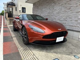 アストンマーティン DB11 V8 グロスブラックパック　カーボンインテリア