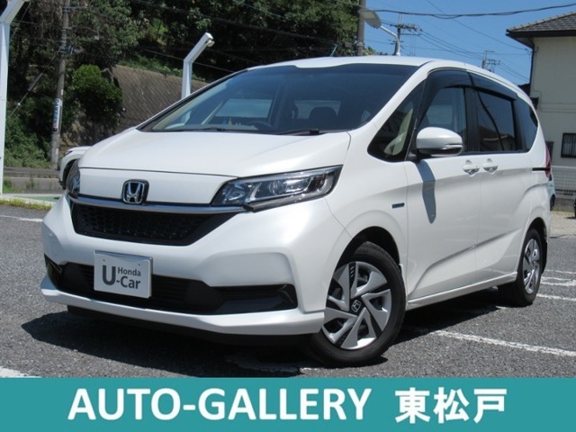 白色のフリード ハイブリッドGホンダセンシングが入庫しました。純正ナビ、バックカメラ装備のお車です。