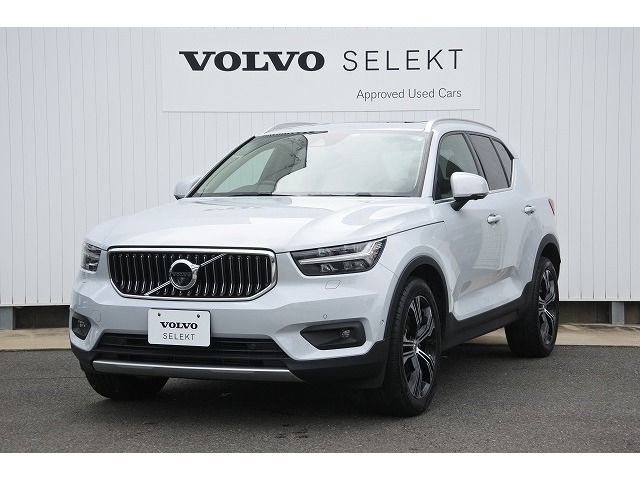 都市型のライフスタイルにマッチする、ボルボのコンパクトSUV「XC40」ボディカラーは、グレイシャーシルバーメタリック。