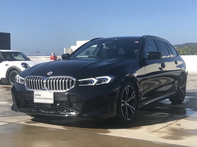 【BMWの伝統】BMWのお車は、“駆け抜ける歓び”を意識し、走行の安定性とコーナリングの良さを追求し、思い通りにハンドルの操作可能です。