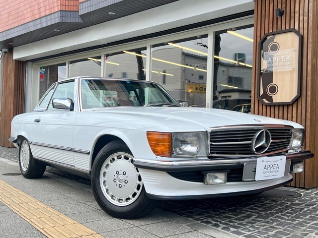 メルセデス・ベンツSLとして1971年から1989年まで生産された3代目R107型◎初代モデルは1954年に登場しSLという名は現在も引き継がれ伝統あるスポーツカーと言える◎世界中のVIPが愛した車！