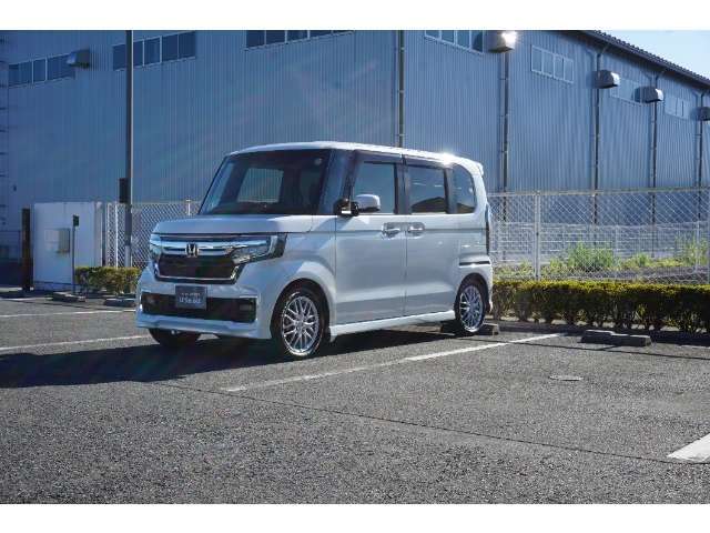 総額表示の諸費用は、岡山県内での登録費用で計算しております。県外のお客様においては別途、登録費用、陸送費用が必要になります。