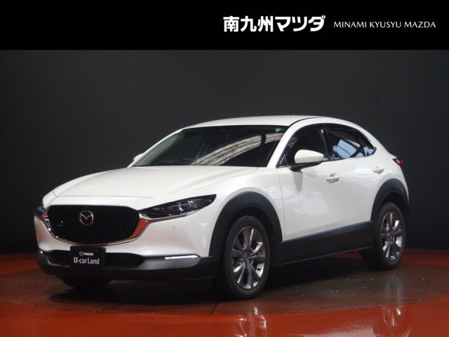 中古車専門再生工場にて熟練専任スタッフが丁寧に清掃、仕上げを実施しております。また、お客様に安心してご検討いただける様、公取協が定める基準に基づき車両検査を実施し、車両状態評価証を発行しております。