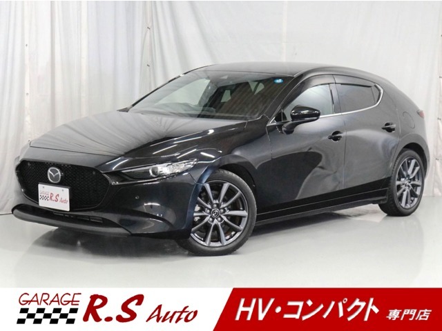 マツダの人気車、マツダ3ファストバックが入荷しました☆彡TVナビやバックカメラ、ETCなどの基本装備はもちろん、マツダの安全装備付きで満足の1台です。カッコいいブラックカラーは老若男女問わず人気です♪