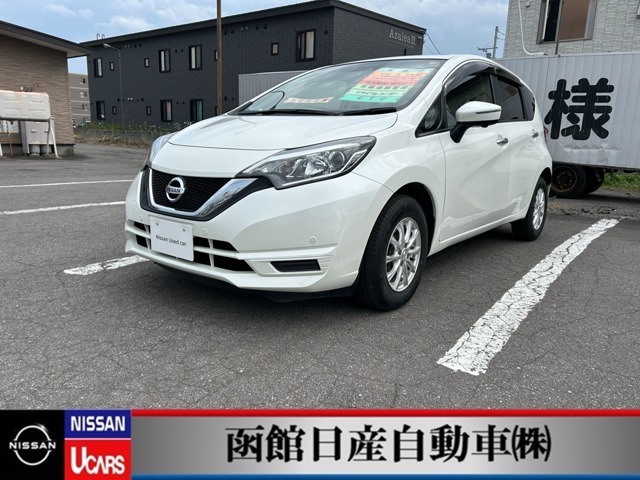 日産「ノート」明るい運転席回りで見渡しが良いです。