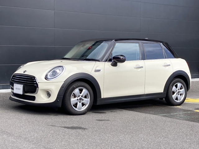 数あるMINI中古車より弊社のお車をご覧頂き、ありがとうございます！弊社はMINI正規販売店であり、整備を整えてからのご納車となりますので安心してお乗り頂けます。もちろん全国にご納車も可能です！
