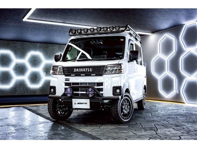 リフトアップ仕様でアウトドアカスタムをしております。新車ベース新品パーツで製作しております。ご予約にてデモカー確認可能です。
