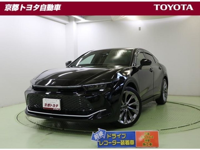大胆なイメージチェンジを図り、セダンとSUVを融合させた斬新なスタイルの【クラウンクロスオーバー】HV・4WD。洗練されたスタイルはどんな場所にも馴染みます。