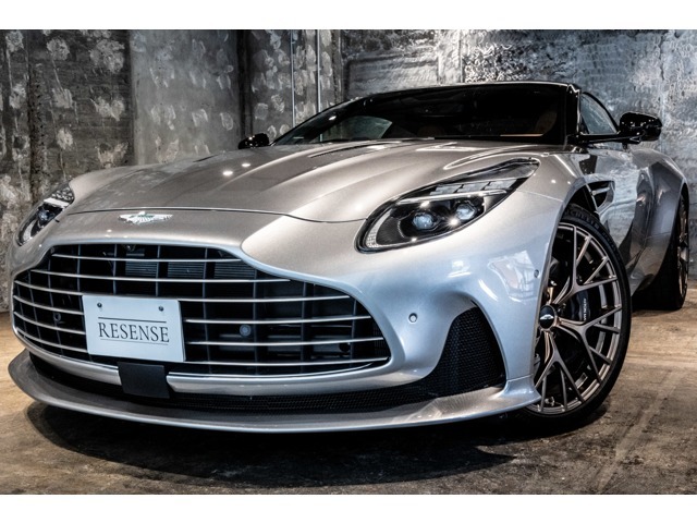 ワンオーナー＆走行距離わずか6000kmの「アストンマーティン・DB12 4.0」が入庫いたしました。ブラウンレザーシートや21インチアルミホイール等の高級装備を備えた2024年モデルです。