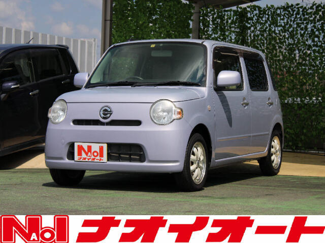 【当店のこだわり】入庫後のお車は選任スタッフによる細部清掃を実施しております。足回り、エンジンルーム、室内、室外を隅々まで綺麗にしております。展示車はピカピカです。全国配送も可能ですのでご相談下さい！