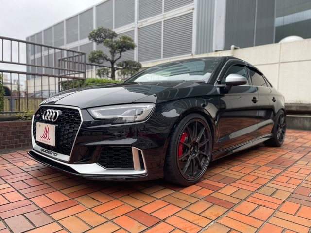 この度は弊社在庫車両を閲覧頂き、誠にありがとうございます。【2018　AUDI　RS3】になります。