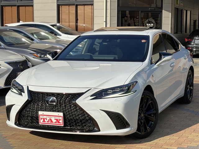 大人気のレクサスES300hFスポーツ入庫しました♪メーカーオプションのパノラミックビューモニター、オレンジキャリパー、デジタルインナーミラー、パワートランク付き♪皆様からのお問合せお待ちしております！！