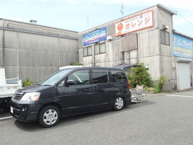 車両は少し離れた展示場にあります。不在の場合もありますのでご来店の際は事前にご連絡下さいませ。突然のご来店は対応出来ない場合があります。