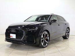 アウディ RS Q8 4.0 4WD セラミックブレーキ・ブラックスタイリング