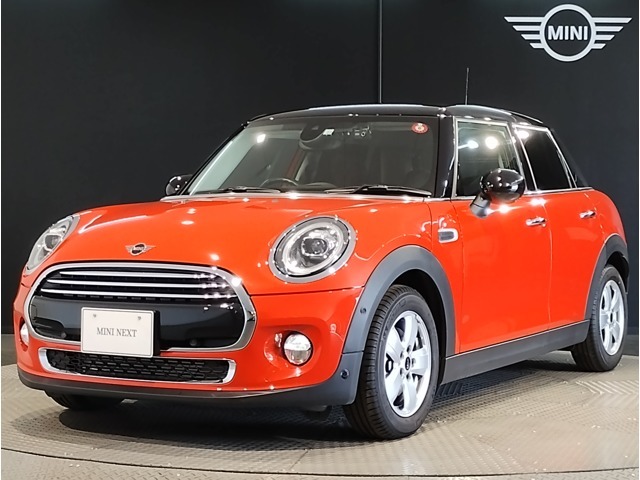 MINIのフロントグリルのデザインはイギリスで生まれた当初から、シルバーのサイドバーが折り重なった伝統的なデザインで御座います。その伝統はBMWのお車になってからでも少しずつ形を変えて守られております