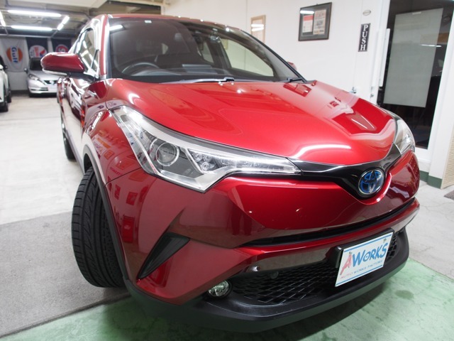 工房の中古車に人気で入荷待ちだったセンシュアルレッドのC-HRがセール価格159万8千円　8年4月車検/ナビフルセグ/Bカメラ/ETC/純アルミの充実装備　特典で工房の人気カーエステを内外装に多数無料施工サービス